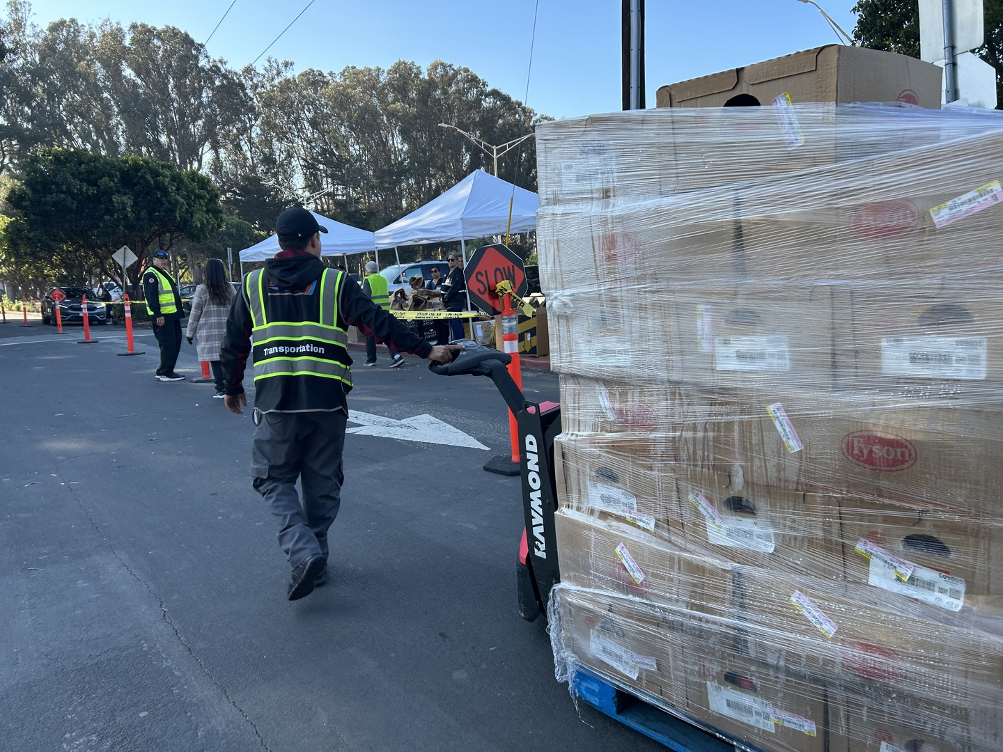Un repartidor trae un palé de pollos congelados para la distribución de comidas navideñas de la YMCA en el sur de San Francisco.