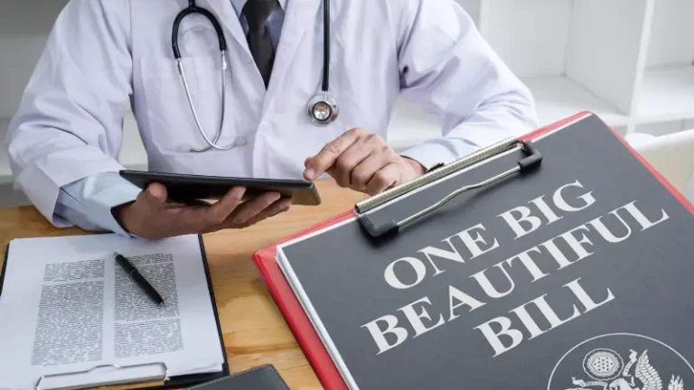 Advierten que incremento en costos en servicios de salud se han vuelto un tema político y de inmigración