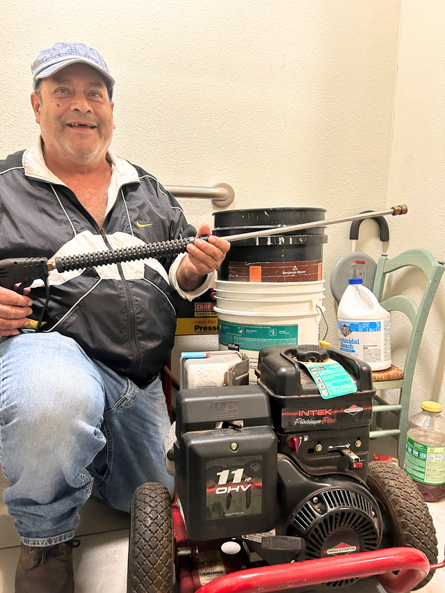 Alfonso Guzmán, de 65 años, pasó décadas pintando casas hasta que una caída de una escalera le destrozó la muñeca y cambió su vida.