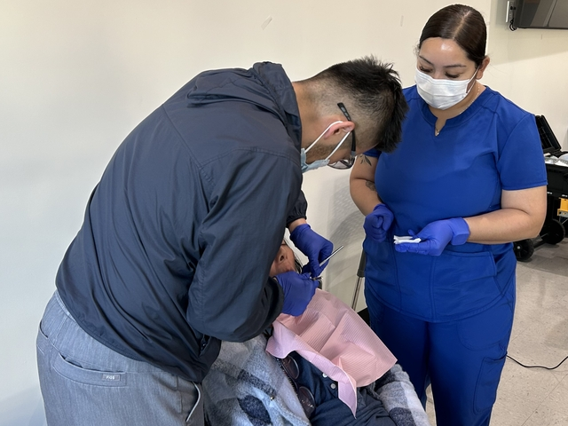 Un equipo dental visitante brinda atención a un residente de Casa Esperanza, donde los servicios in situ se combinan con viviendas asequibles.