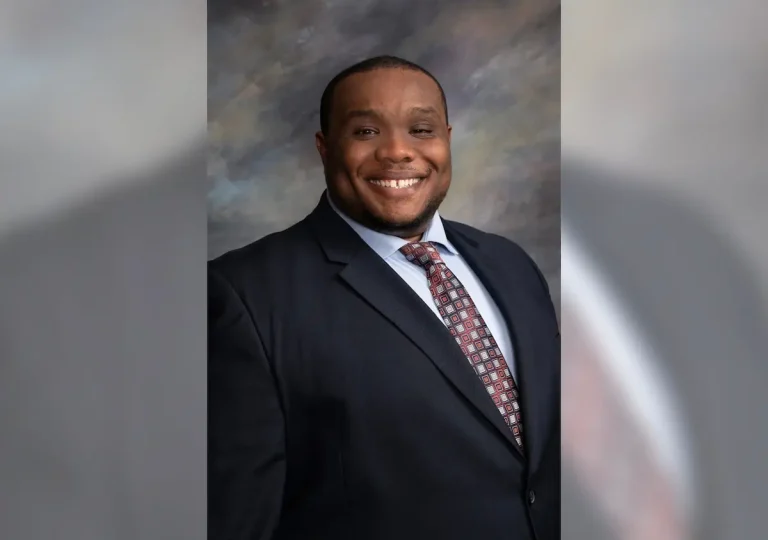 Webster Lincoln se convierte en alcalde de East Palo Alto con reforma del ayuntamiento