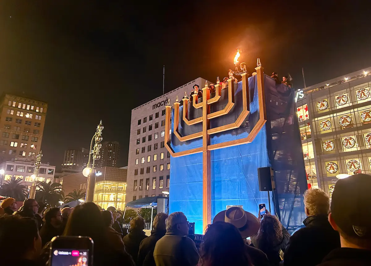 Este domingo continuaron las manifestaciones de dolor y condena por parte de los líderes del Área de la Bahía, el gobierno y la comunidad judía tras un ataque terrorista en Australia. Foto: Una multitud observa cómo los líderes de Jabad de San Francisco encienden la primera vela de la menorá gigante en la última noche de Janucá en San Francisco, California, el día de Año Nuevo, miércoles 1 de enero de 2025. (Alise Maripuu/Bay City News)