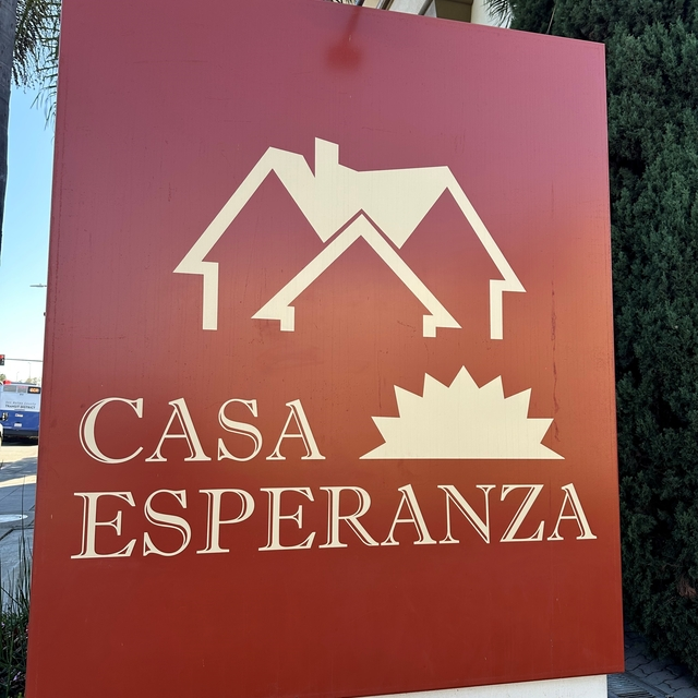Casa Esperanza forma parte de una red creciente de desarrollos de vivienda permanente con servicios de apoyo, un modelo que combina rentas asequibles con acompañamiento social.
