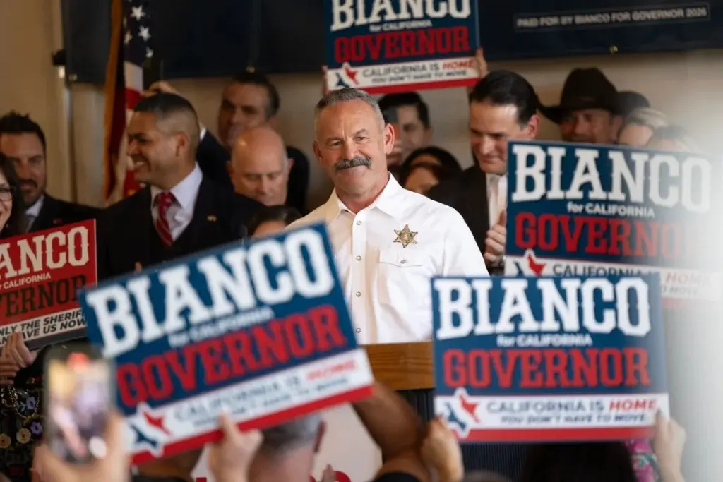 El sheriff del condado de Riverside, Chad Bianco, partidario de Trump, está empatado con Porter en las encuestas
