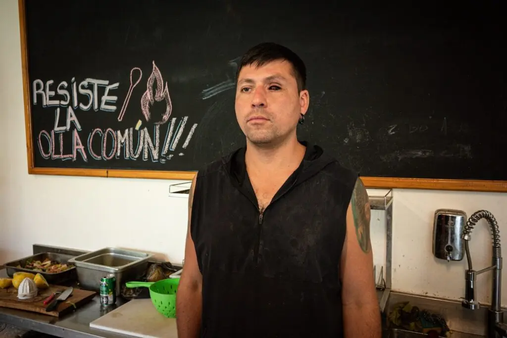 Daniel Leyva, una de las cientos de víctimas de traumatismos oculares causados por la policía chilena durante las protestas de 2019 y 2020. (Crédito: Peter Schurmann)