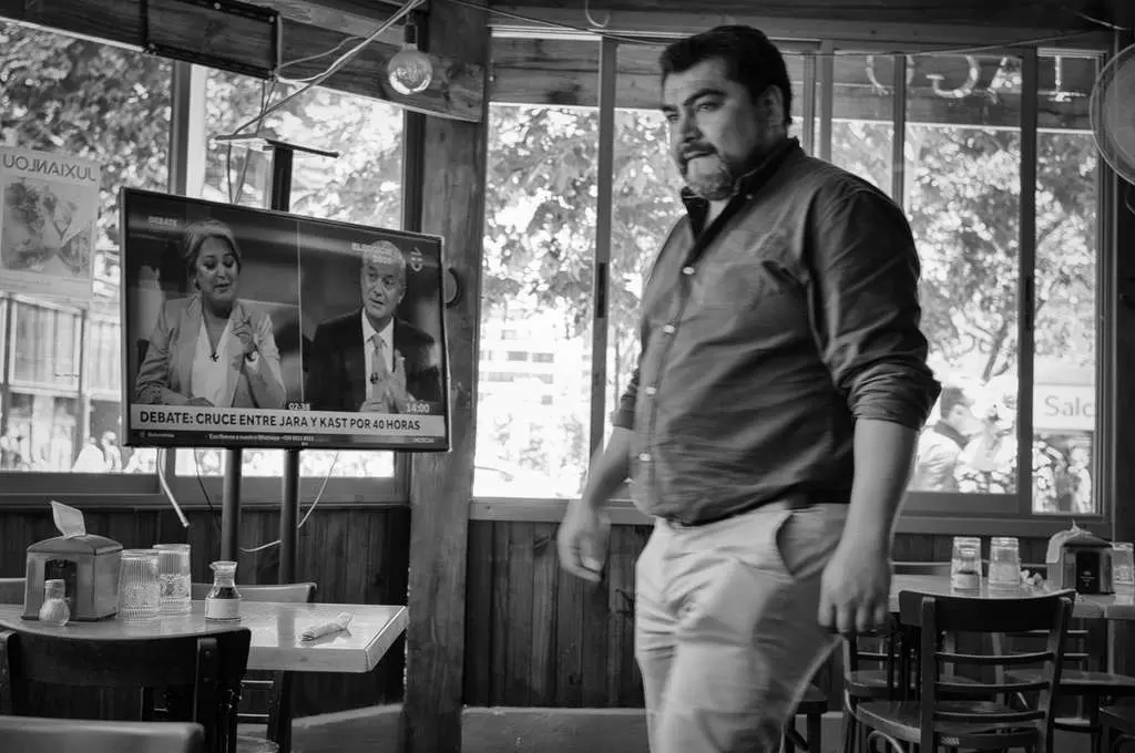 Las últimas encuestas dan a Kast una ventaja superior a los diez puntos, pero el comportamiento de los indecisos y el impacto del nuevo padrón obligatorio mantienen el escenario abierto.