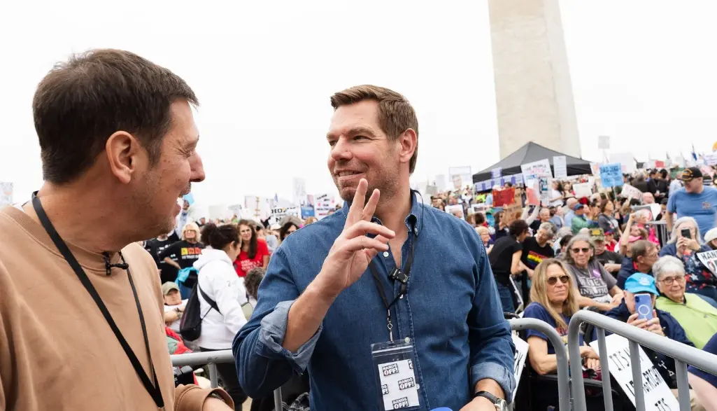 Eric Swalwell, exfiscal y congresista del Área de la Bahía, probablemente se apoyará fuertemente en su credibilidad anti-Trump.