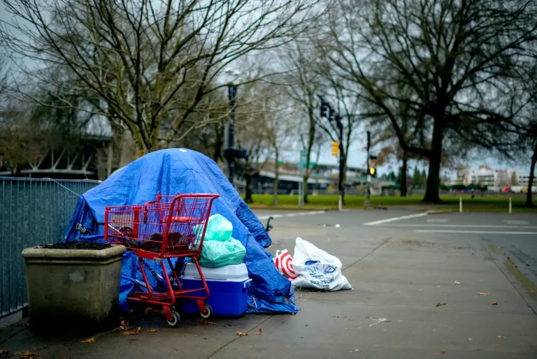 Indigencia deja de ser el principal problema para los residentes del Área de la Bahía