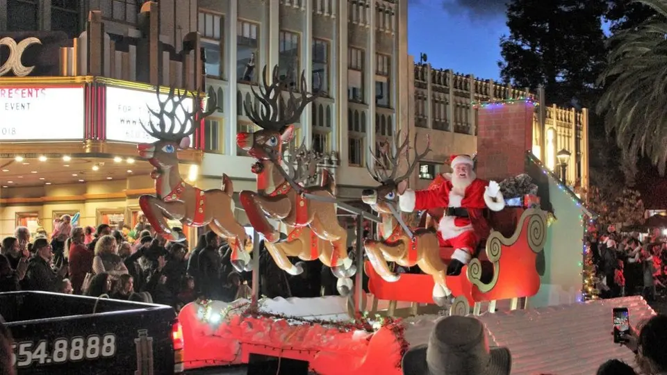 La edición Hometown Holidays 2025 llega renovada y cargada de sorpresas el sábado 13 de diciembre, de 10:00 a 18:30 horas, en el centro de la ciudad. Foto: Redwood City. 