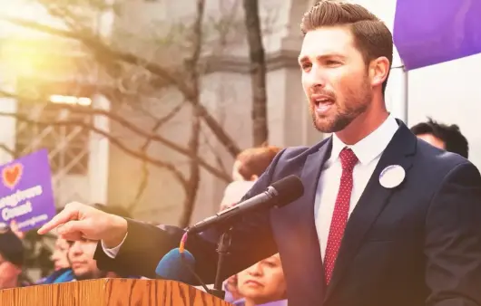 Ian Calderón, exlíder de la mayoría de la Asamblea Demócrata, destaca su relativa juventud.