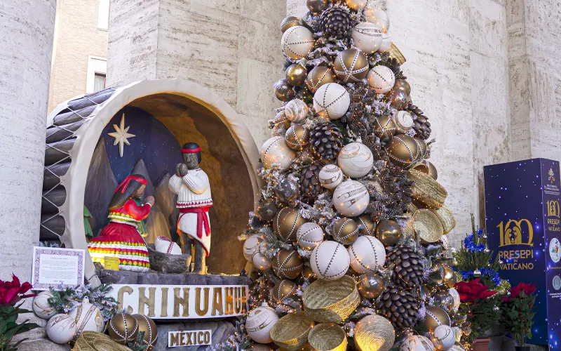 El pesebre rarámuri llamó la atención desde el primer momento. Sus figuras, hechas con materiales tradicionales y una estética deliberadamente sobria, parecían surgir de la tierra misma.