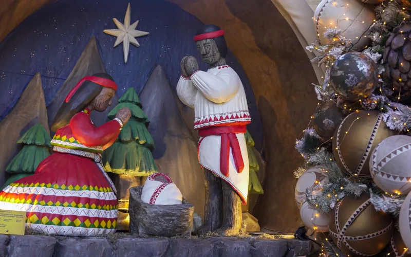 Las figuras rarámuri, reinterpretando a María, José y el Niño Dios, ofrecían una escena íntima, silenciosa, como si trajeran consigo el viento frío de la sierra.