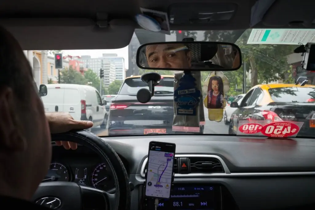 Rodrigo, taxista en Santiago desde hace 26 años, afirma que la seguridad en el país se ha deteriorado. Como muchos chilenos, señala rápidamente la llegada de migrantes venezolanos como una de las principales causas. (Crédito: Manuel Ortiz)