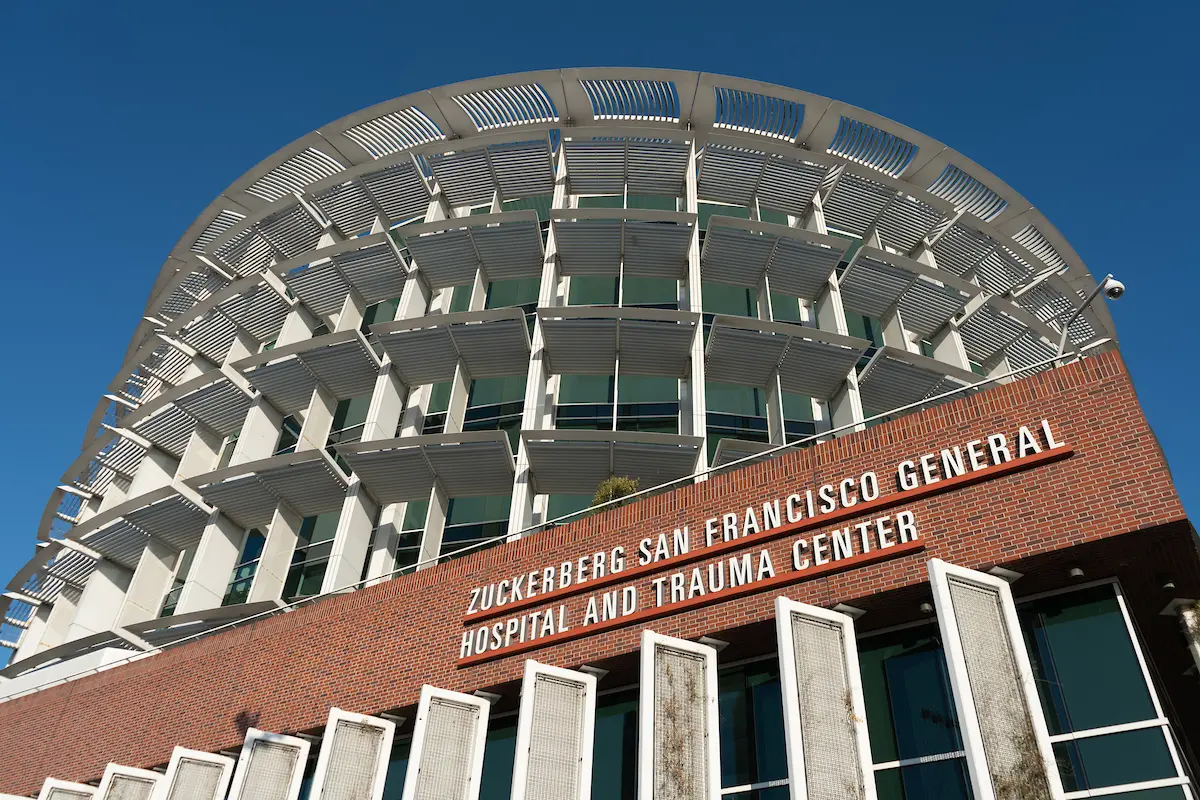 San Francisco agregará 90 camas residenciales para pacientes con problemas de salud mental o conductual a su red de atención médica. Foto: La fachada del Zuckerberg San Francisco General Hospital and Trauma Center en San Francisco, California, el martes 9 de diciembre de 2025.  (Andrés Jiménez Larios/ Bay City News)