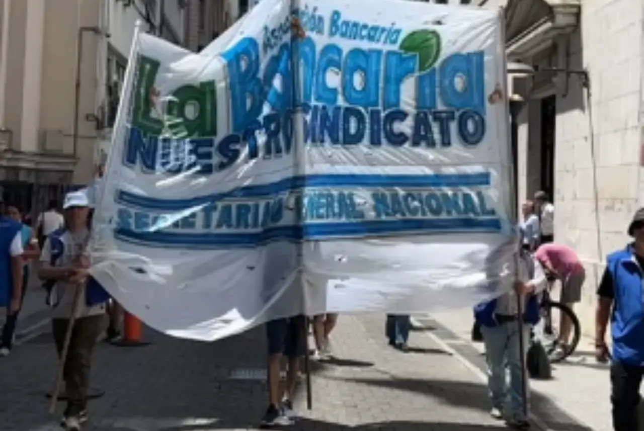Miles de trabajadores se movilizan este jueves 18 de diciembre en las calles de Buenos Aires y en distintas ciudades de Argentina en rechazo a la reforma laboral impulsada por el gobierno del presidente Javier Milei.
