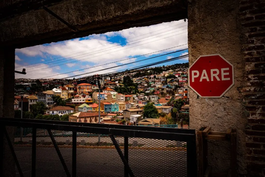 Vista de Valparaíso, en la costa del Pacífico chileno, desde el interior de Cárcel Cerro. La ciudad cuenta con una larga historia de activismo y resistencia política que se remonta a los inicios del país. (Crédito: Peter Schurmann)