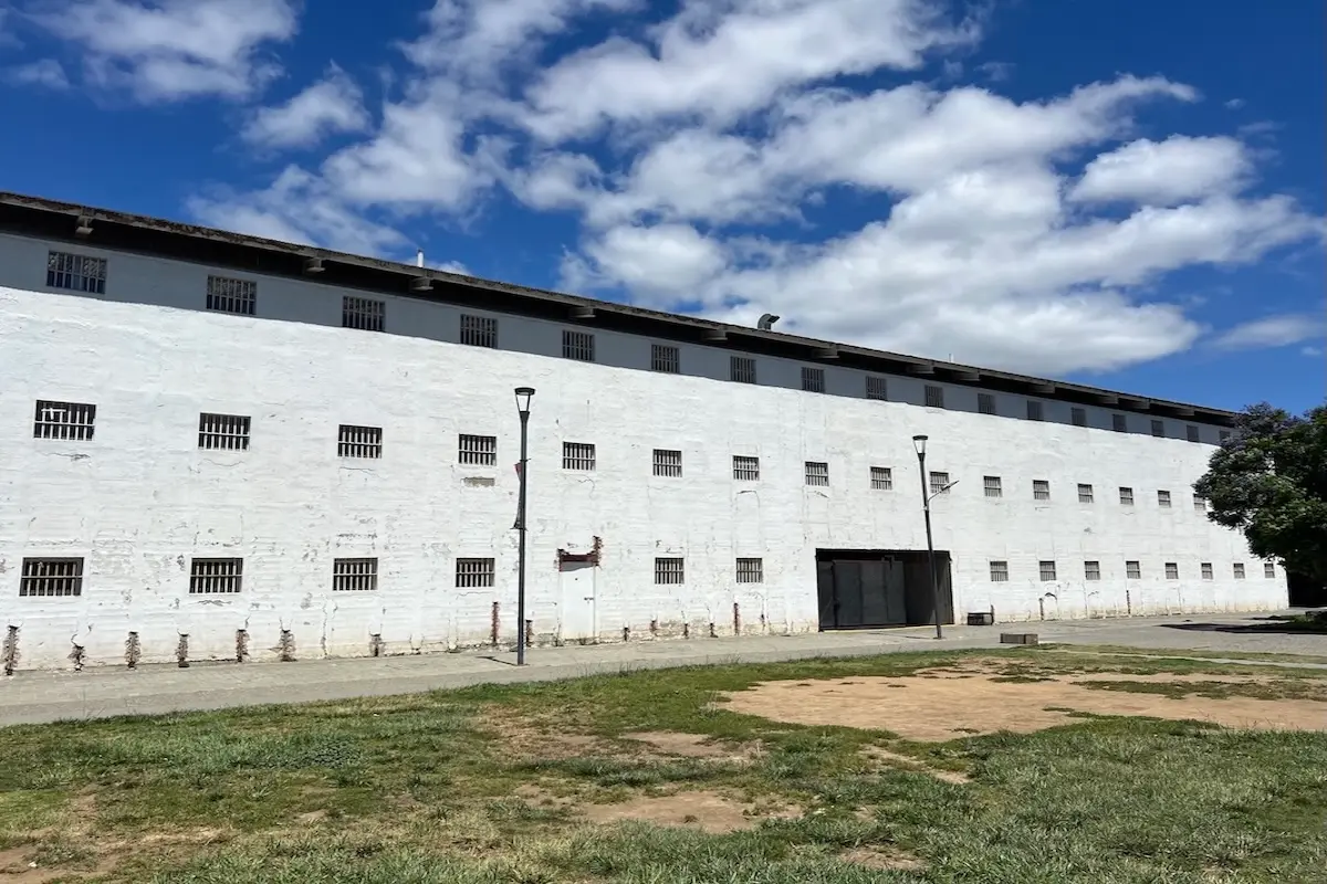 El Parque Cultural de Valparaíso, antiguamente conocido como el Penal del Cerro, funcionó como cárcel pública. Desde principios del siglo XX hasta el final del régimen de Pinochet, aquí se alojaron delincuentes comunes junto a disidentes políticos; muchos de ellos fueron torturados, algunos asesinados y otros desaparecidos. (Crédito: Alex Sierra)