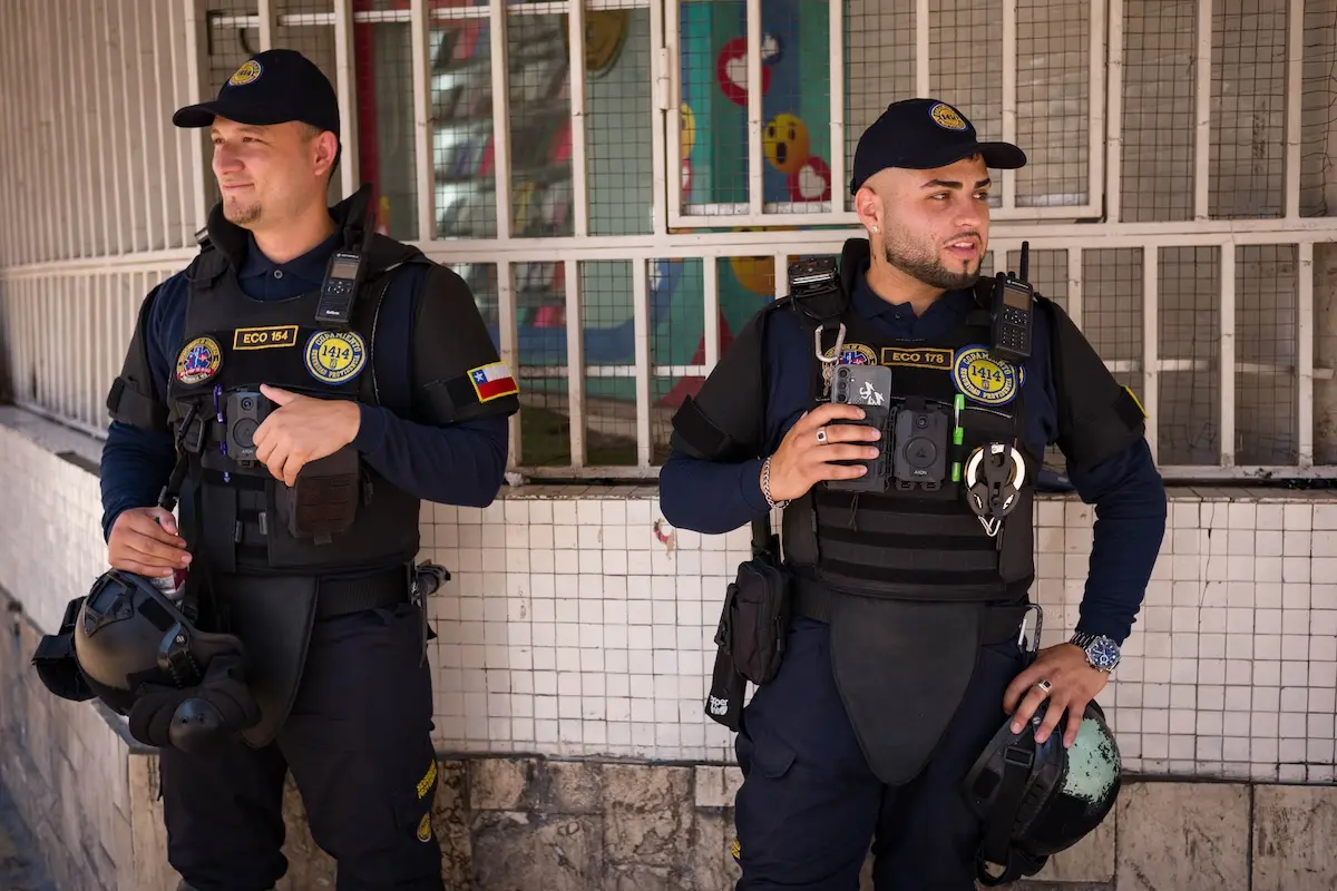 La policía chilena vigila las calles del centro de Santiago. La seguridad y el temor a la delincuencia fueron un factor decisivo en las elecciones del 14 de diciembre. (Crédito: Manuel Ortiz)