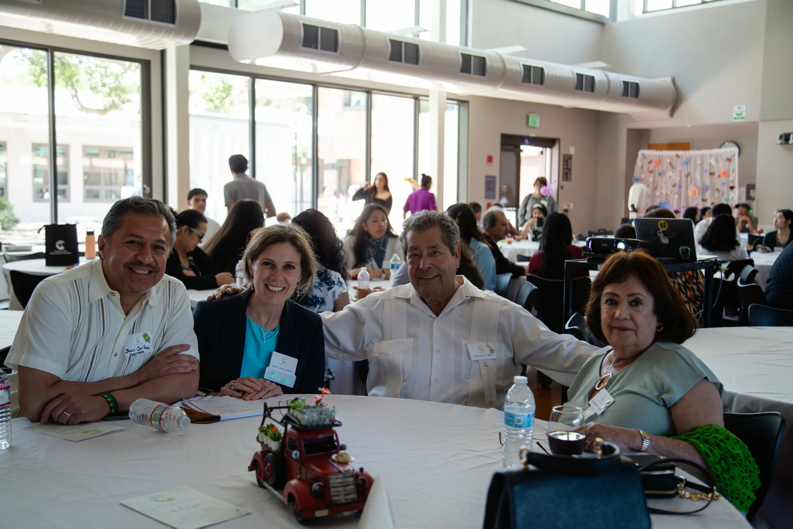 La fundación convocó a la comunidad latina a tomar acción colectiva mediante el apoyo financiero, a través de donaciones, pues es indispensable para que más jóvenes puedan acceder a las becas.