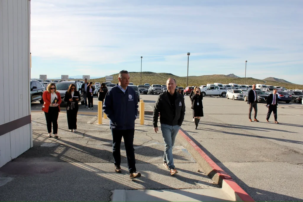 Senador Alex Padilla visitando centros de detención de ICE. 20 de enero 2026 . Foto: Senator Alex Padilla, Facebook.