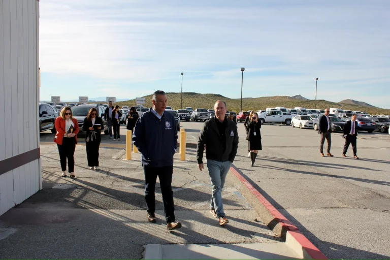 Nuevo centro de ICE en California ya tiene 1400 detenidos: Adam Schiff y Alex Padilla narraron que vieron allí