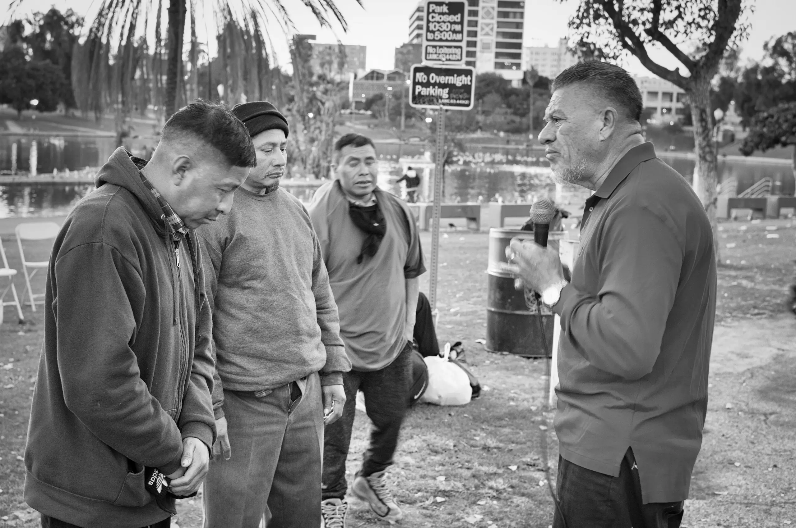 “Hermano, duele decirte, aquí hemos visto cómo gente viene y mata a otros. Sin tocarse el corazón pum, pum, pum, tres tiros y mueren enfrente de nosotros. Hemos visto morir a muchos en este parque, y Jesús murió por todos nosotros”, narra Baltazar, quien refuerza el mensaje: “nadie tiene el derecho a quitarle la vida a otro ser humano, solo Dios”. 