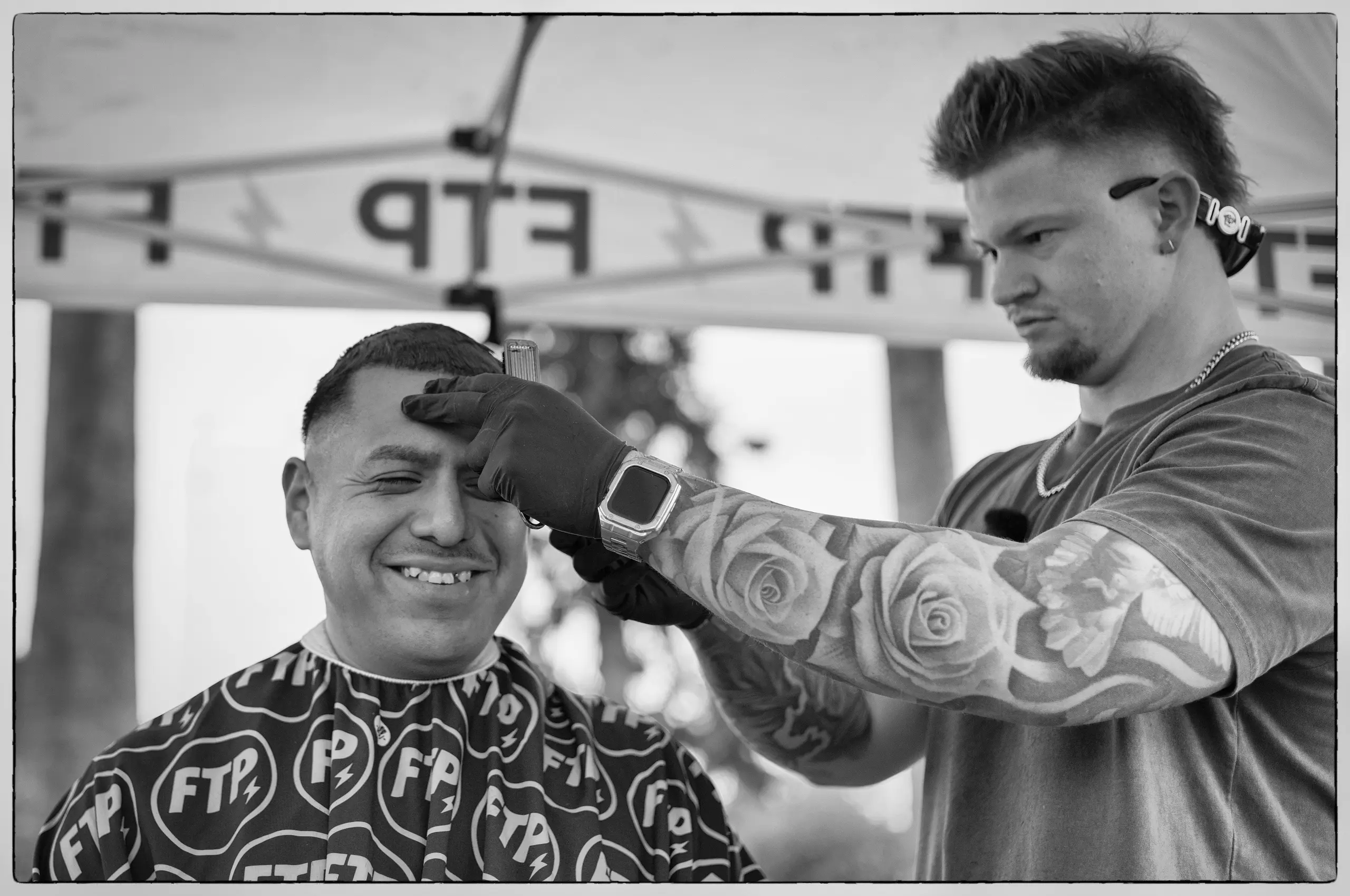 El barbero Jack realiza de manera gratuita, estilizados cortes de cabello a la población del parque. Foto: Manuel Ortiz | P360P
