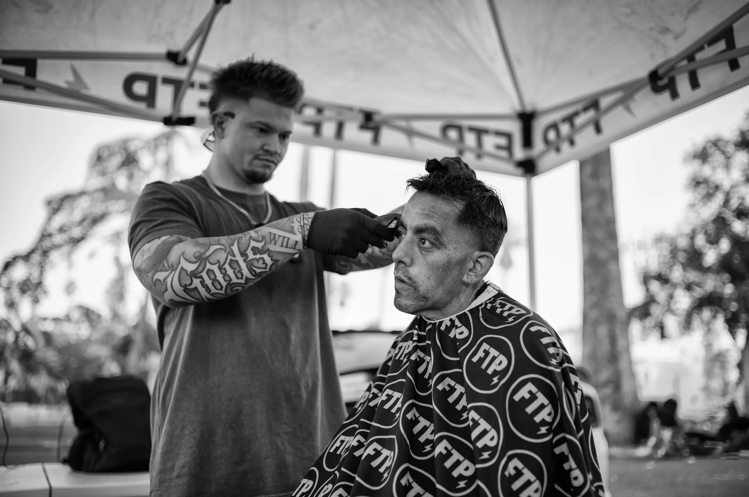 Jack, afiliado a la organización Feed The People, le corta el cabello a Germán