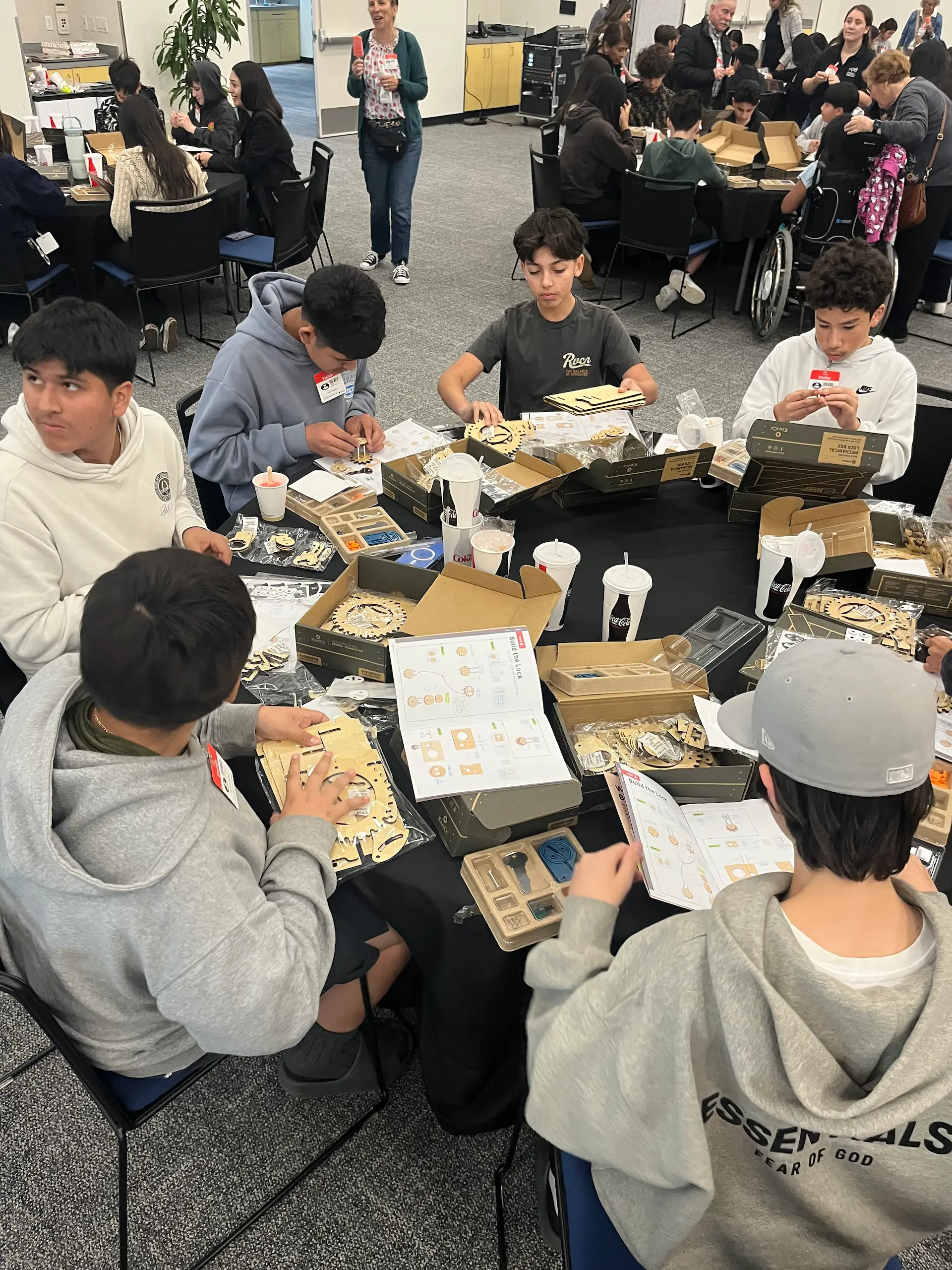 Latino Family Fund ofrece subsidios comunitarios mediante micro-subvenciones que sostienen programas locales de salud, educación y estabilidad económica.