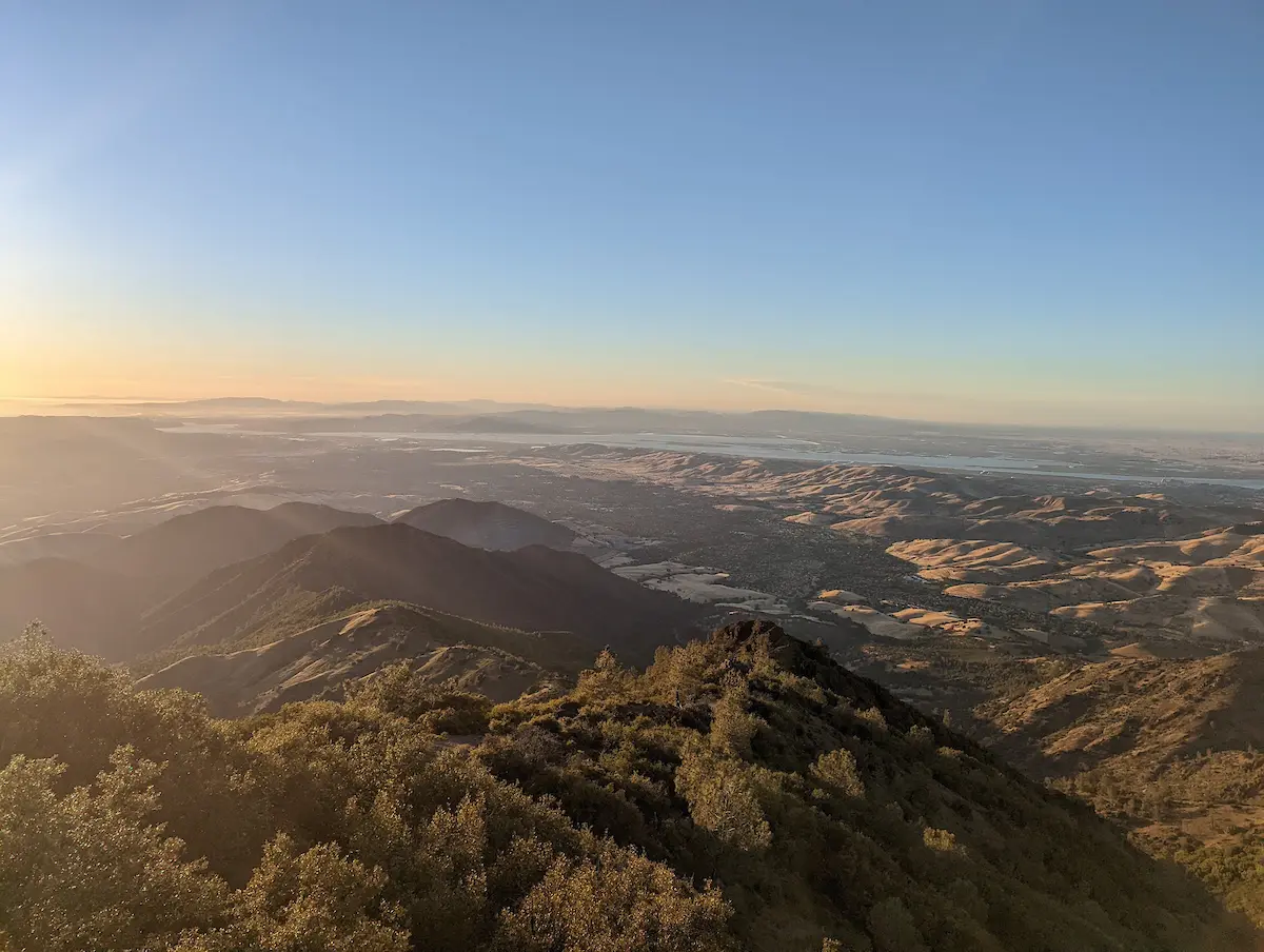 Los planes de la administración del presidente Donald Trump para expandir la perforación petrolera en todo el estado, incluidos parques del Área de la Bahía, están un paso más cerca de avanzar. La administración de Donald Trump quiere abrir el Parque Estatal Mount Diablo, en la bahía este de California, a la extracción de petróleo fósil, junto con hasta un millón de acres del estado, según anunció el lunes 12 de enero de 2026. (Hollin Kretzmann/Centro para la Diversidad Biológica a través de Bay City News)