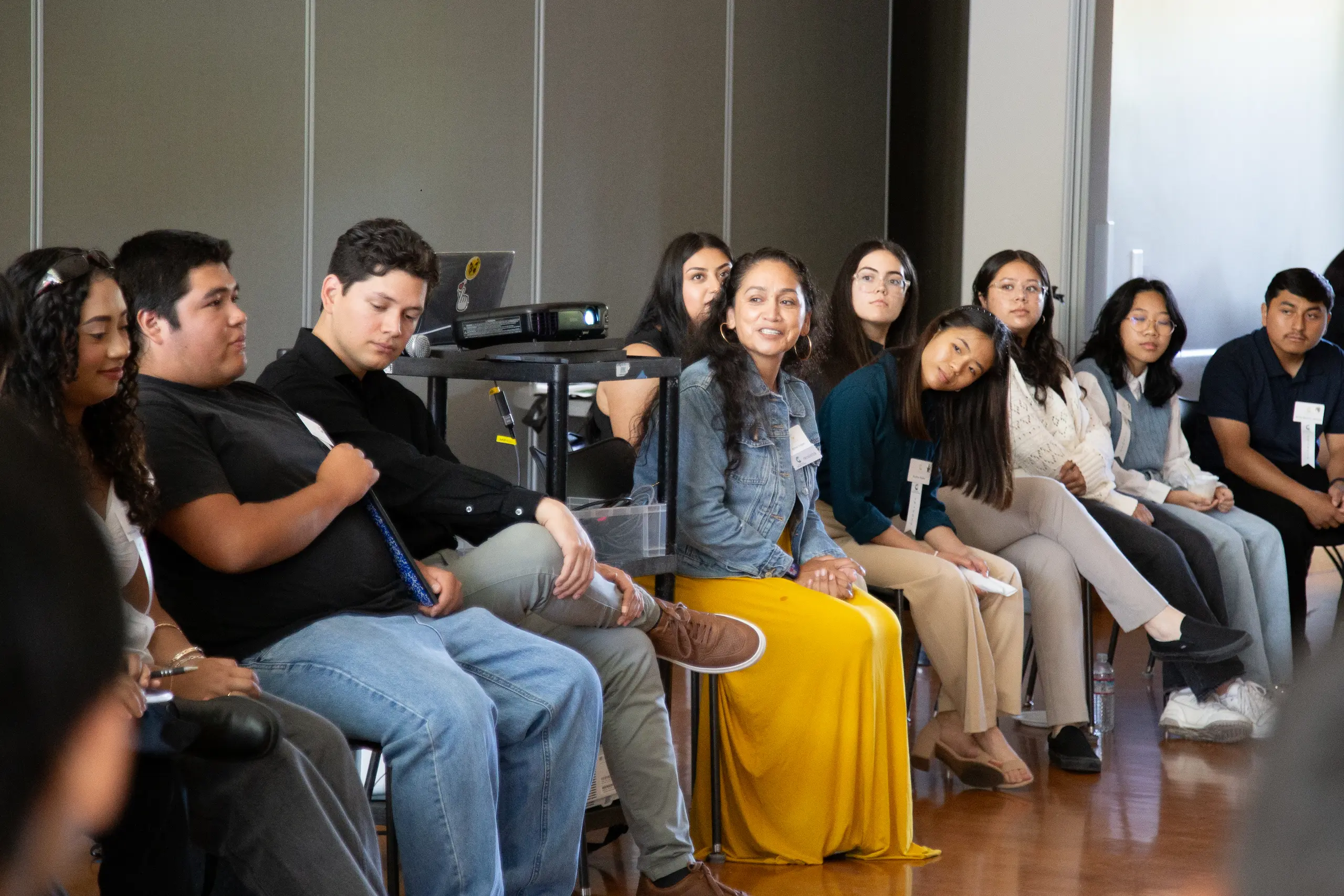 La Catalino Tapia Scholarship Foundation marca la diferencia al ofrecer mentorías y talleres familiares que abordan las barreras invisibles que dificultan el éxito académico.