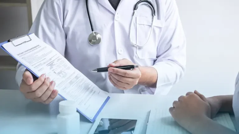 Machismo, trabajos tóxicos y diagnósticos tardíos: expertos alertan sobre crisis de cáncer que golpea a hombres latinos