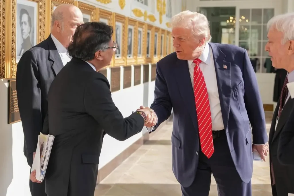 Saludo en el Salón Este de la Casa Blanca, entre el Jefe de Estado Colombiano, @PetroGustavo, y el Presidente Donald Trump, previo a su reunión privada. 