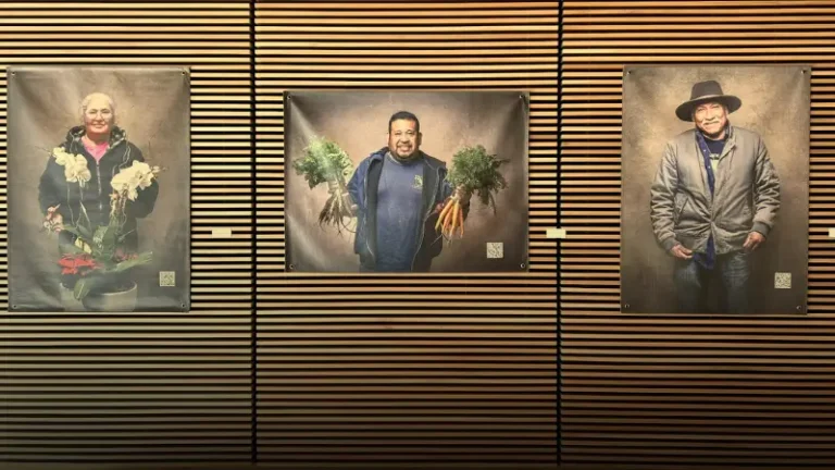 Muestra fotográfica en Redwood City visibiliza a jornaleros tras tiroteo de Half Moon Bay