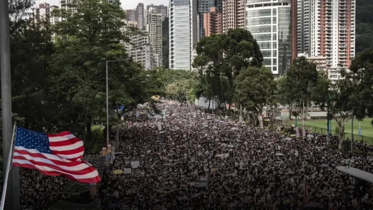 “No Kings” convoca a millones en EE. UU. en rechazo al poder y a políticas migratorias