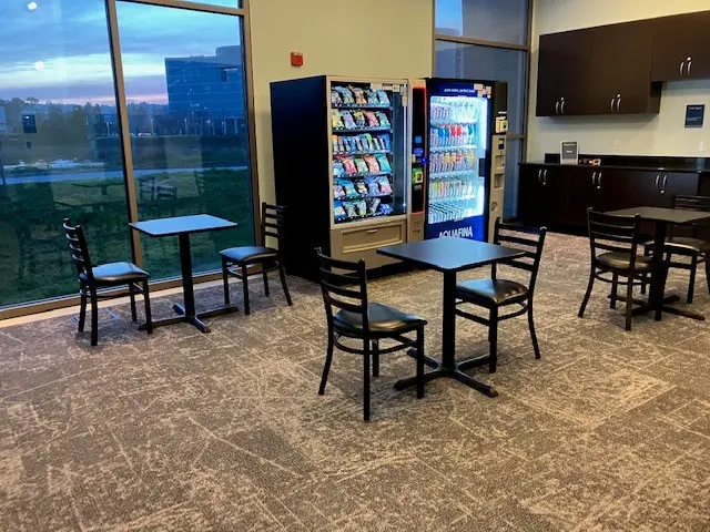 Reabre el café de la Biblioteca Redwood Shores con nuevo espacio y actividades comunitarias