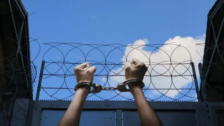 ICE abre discretamente otro centro de detención en antigua prisión de California