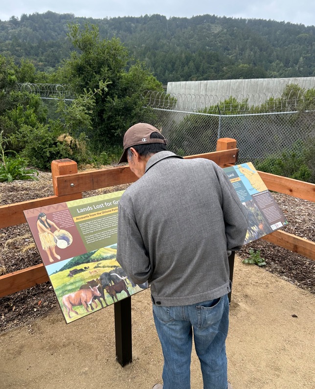 Un transeúnte lee nuevas placas interpretativas el viernes cerca de la presa Crystal Springs.