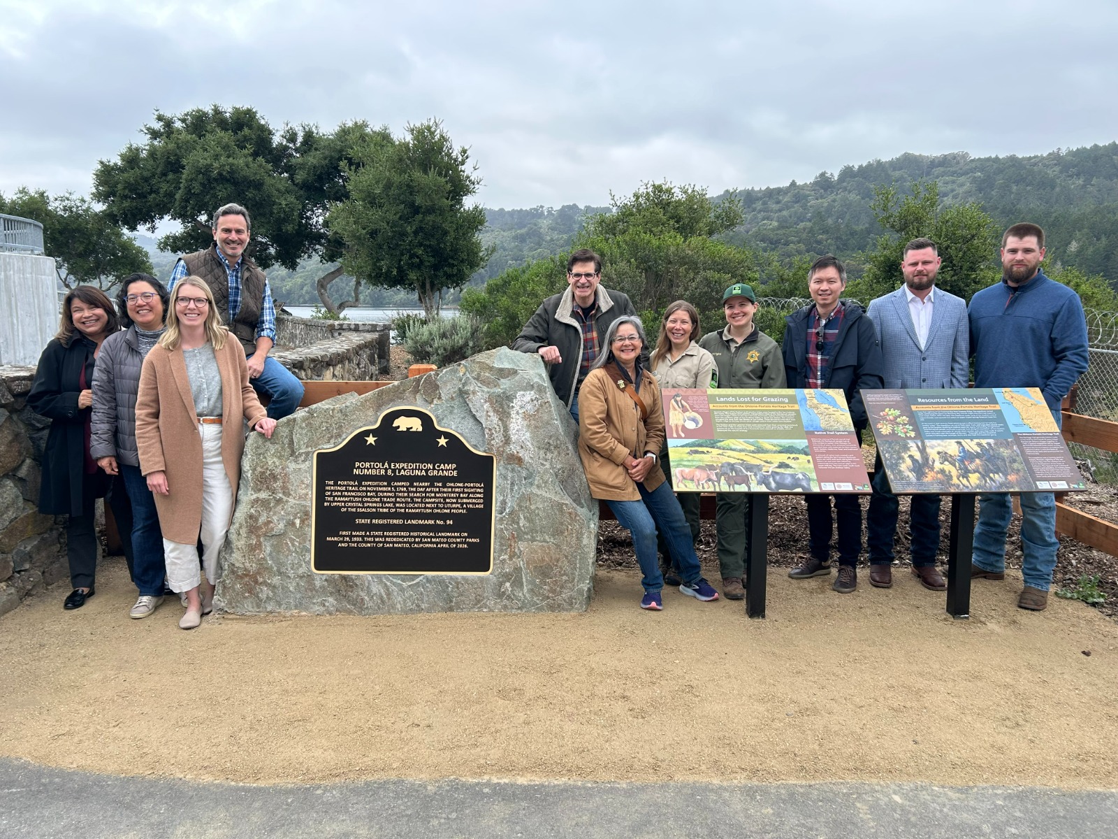 Funcionarios locales de numerosas agencias se reunieron el viernes cerca de la presa Crystal Springs para inaugurar placas y un marcador que destacan el papel de los Ramaytush Ohlone en la expedición Portolá de 1769.