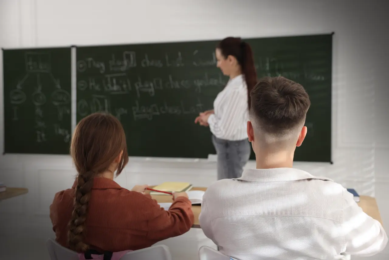 Beneficiarios del programa de Acción Diferida para los Llegados en la Infancia (DACA, por sus siglas en inglés), entre los que se incluyen miles de educadores en California, se enfrentan a prolongadas renovaciones de DACA lo que pone en riesgo a las escuelas de sufrir interrupciones repentinas. 