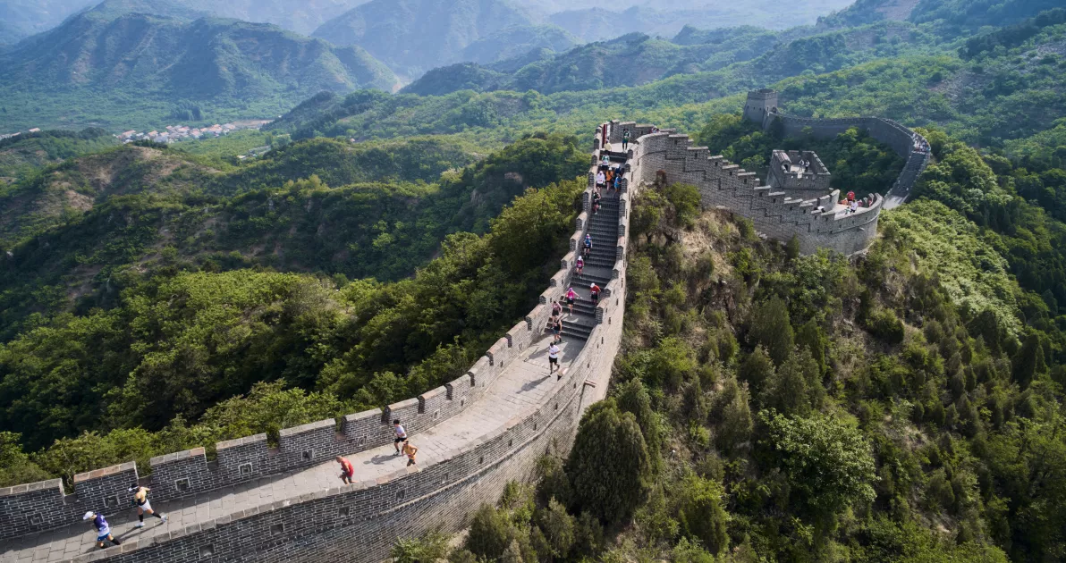 Forjados entre montañas, barrancas y caminos de tierra, cinco atletas indígenas mexicanos cruzaron el mundo para conquistar una de las carreras más exigentes del planeta: el Maratón de la Gran Muralla China. Foto: great-wall-marathon.com