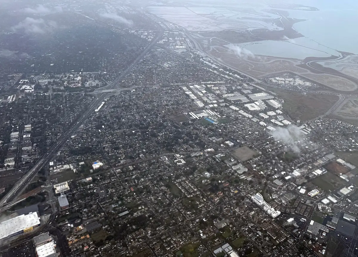 La ciudad de East Palo Alto recibió 2.6 millones de dólares en fondos federales para impulsar proyectos destinados a mejorar la seguridad vial y fortalecer la protección contra inundaciones. Foto: Bay City News