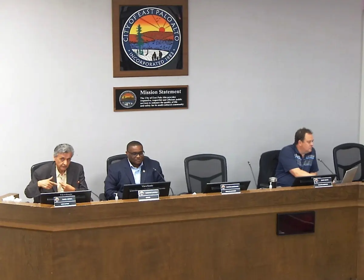 El Concejo Municipal de East Palo Alto aprobó una proclamación para adoptar la definición de antisemitismo de la Alianza Internacional para la Memoria del Holocausto (IHRA). Foto: Concejo de East Palo Alto, 8 de abril de 2026, Bay City News. 