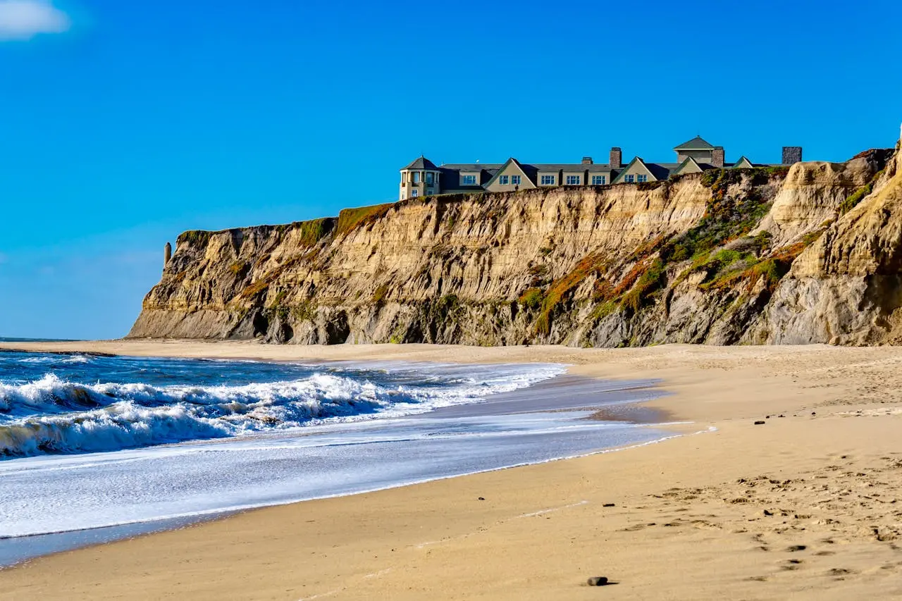 Autoridades del condado de San Mateo County lanzaron una campaña especial de seguridad para prevenir accidentes y muertes en playas de California. Foto: pexels