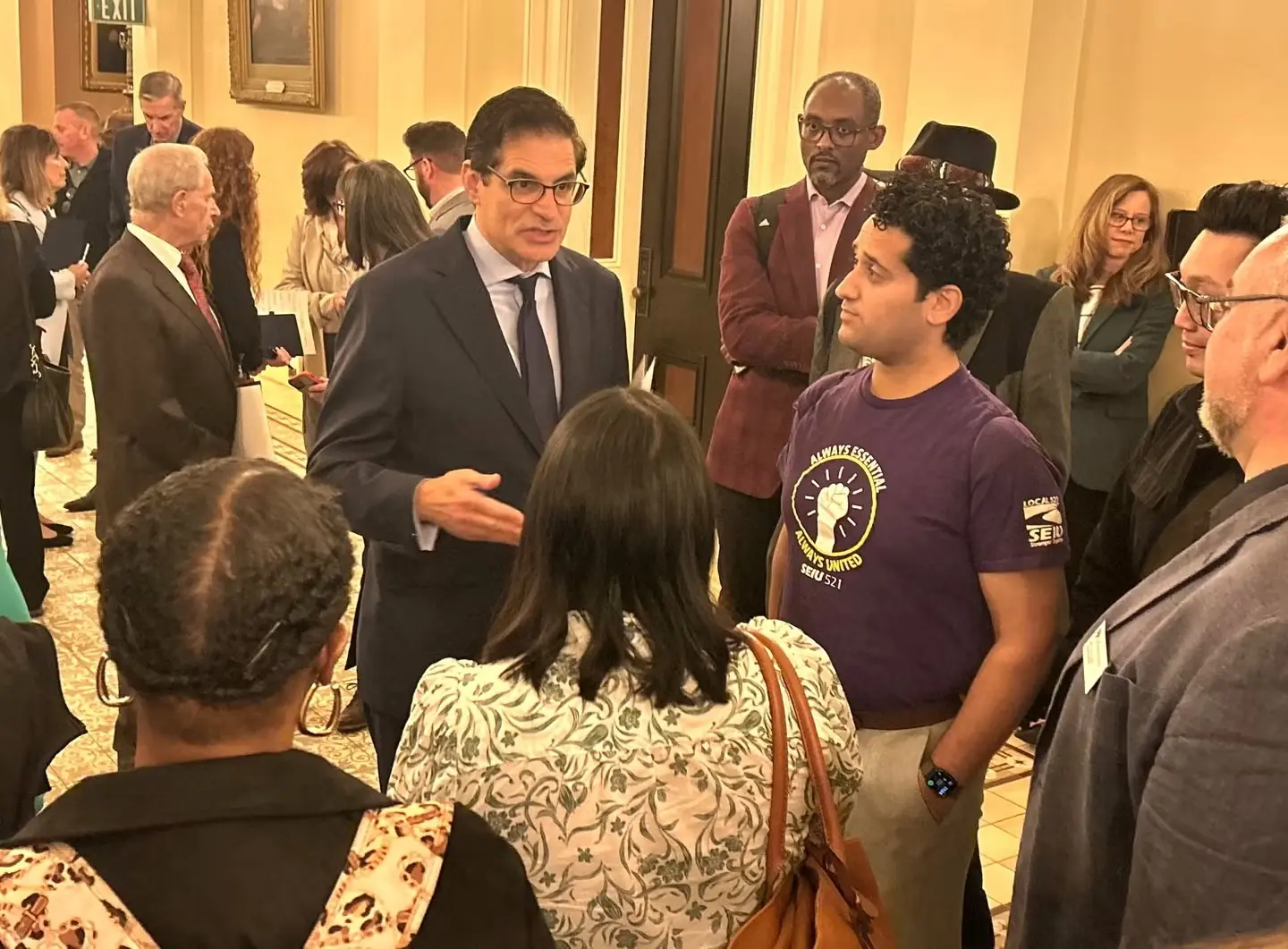 El senador estatal Josh Becker se reúne en Sacramento con líderes y defensores del condado de San Mateo que se unieron a él para pedir la restauración de los fondos clave para servicios esenciales provenientes de la tarifa de licencia de vehículos.