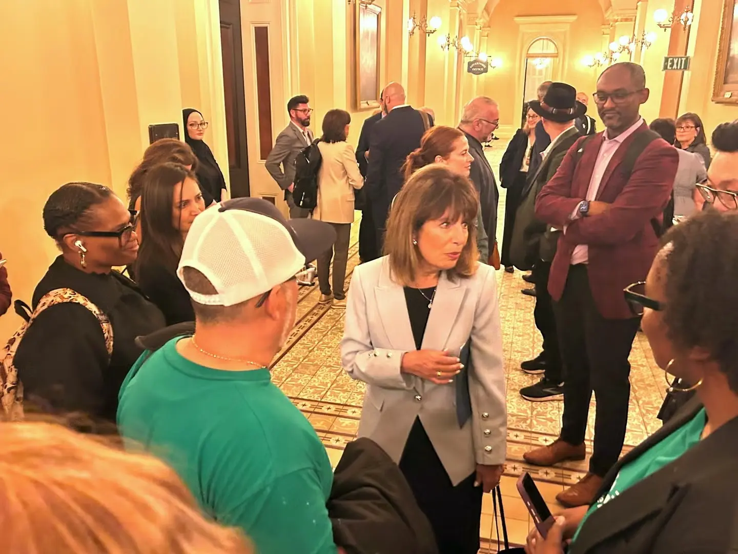 La supervisora ​​Jackie Speier habla con sus electores a las afueras de una sala de audiencias tras pedir la restitución de los fondos que sustentan los servicios públicos esenciales en todo el condado de San Mateo.