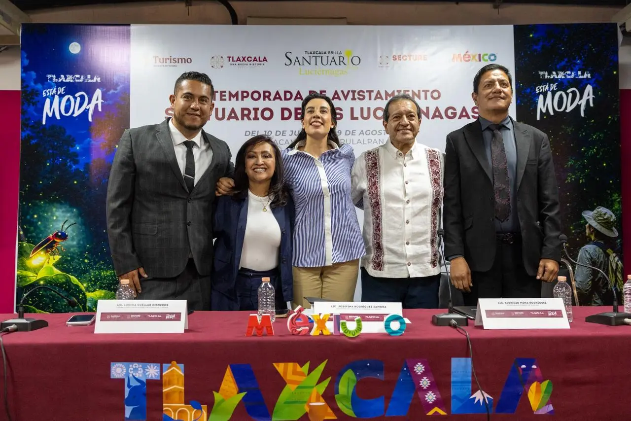 La secretaria de Turismo del Gobierno de México, Josefina Rodríguez Zamora, y la gobernadora de Tlaxcala, Lorena Cuéllar Cisneros, presentaron oficialmente la temporada que se realizará del 10 de junio al 9 de agosto en los municipios de Nanacamilpa y Calpulalpan, considerados el principal santuario de luciérnagas del país.