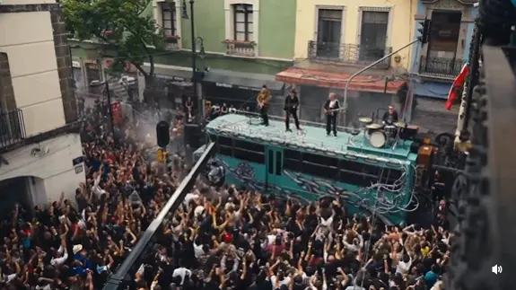 La aparición inesperada de U2 en el Centro Histórico de Ciudad de México no solo desató euforia entre cientos de fanáticos mexicanos: también volvió a colocar a la capital mexicana como epicentro cultural 