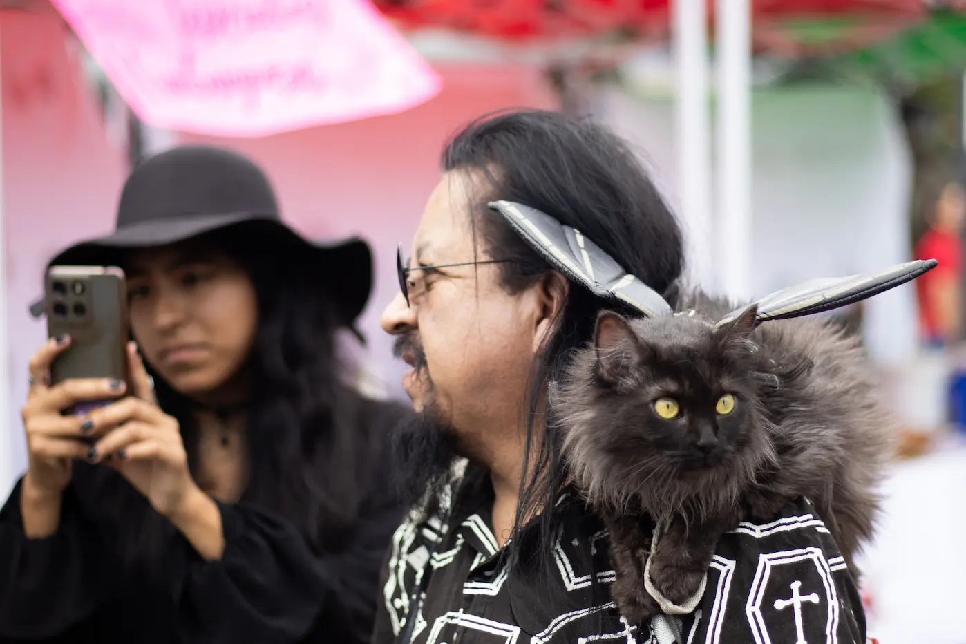 En un espacio apto para toda la familia, las mascotas también se hicieron presentes en el Picnic Gótico, Ciudad de México, 24 de mayo. Hans Leguízamo / MxPA.