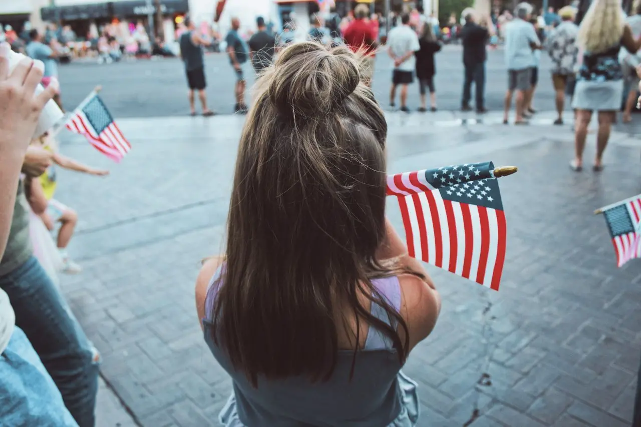 Las calles volverán a llenarse de banderas, música, automóviles clásicos y familias disfrutando al aire libre este Día de la Independencia de Estados Unidos.